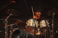 鈴木英哉（Dr）（撮影：樋口涼）