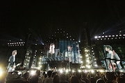 「Mr.Children 30th Anniversary Tour 半世紀へのエントランス」神奈川・日産スタジアム公演より。(撮影:樋口涼)