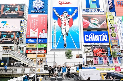 Novelbrightの船上ストリートライブの様子。