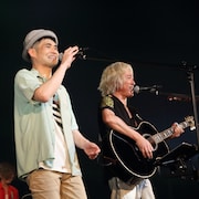 ブリトラからハモり歴30年の細根が卒業、横浜に響いた2人のファイナルハーモニー