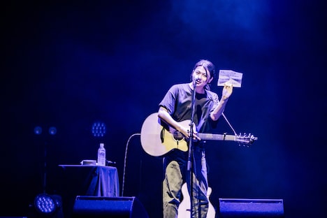 清竜人のライブ情報を告知する小林私。