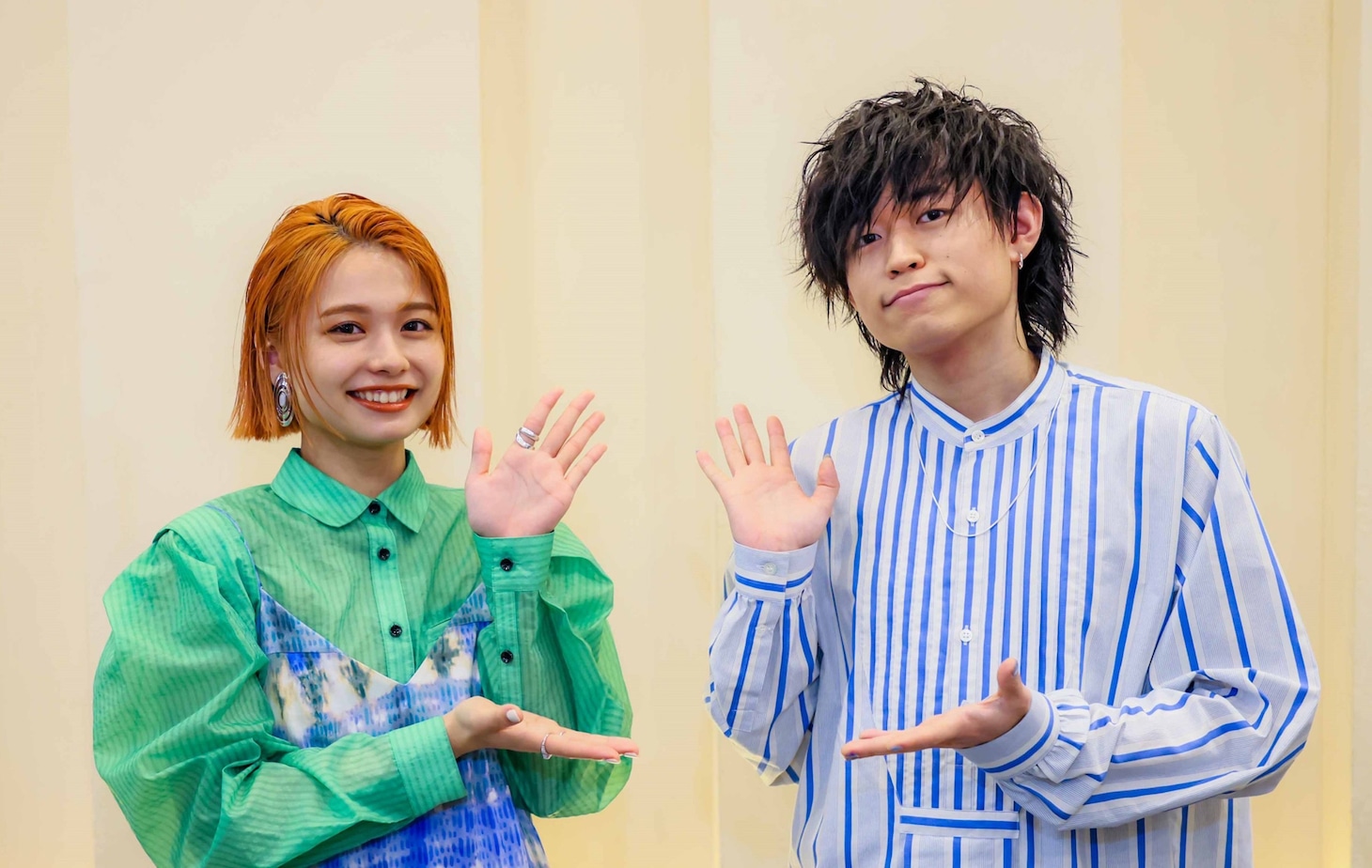 左から足立佳奈、Tani Yuuki。