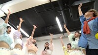 「祝R-1グランプリ優勝！お見送り芸人しんいちのコラボ・ザ・ベストテン～一夜限りの大音楽祭!?～」より。（写真提供：関西テレビ）