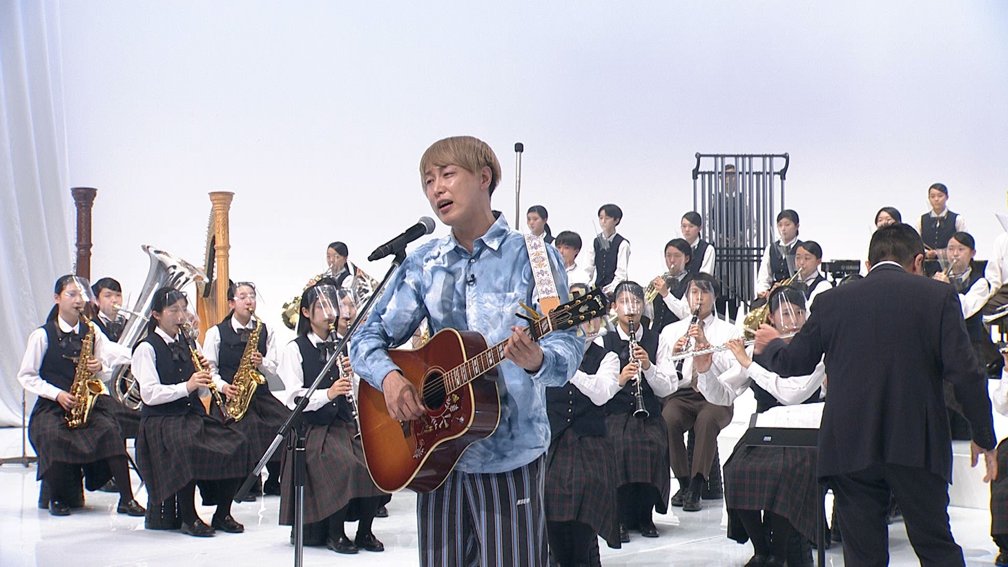 「祝R-1グランプリ優勝！お見送り芸人しんいちのコラボ・ザ・ベストテン～一夜限りの大音楽祭!?～」より。（写真提供：関西テレビ）