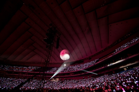 「ひきこもりでもLIVEがしたい！ ～すーぱーまふまふわーるど2022@東京ドーム～『表 / 裏』」の様子。