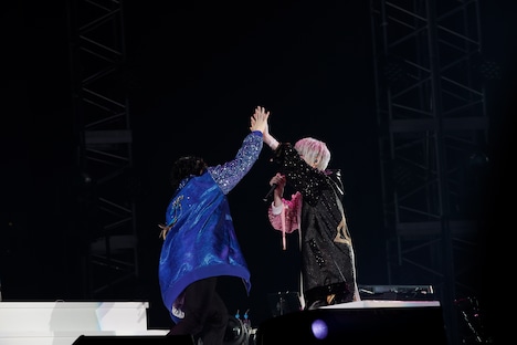 ハイタッチをするまふまふとそらる。