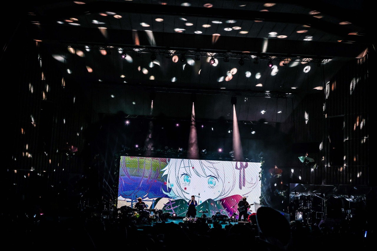 ツユ「ツユ 3rdアニバーサリーワンマンLive『雨模様』」の様子。（撮影：森好弘）