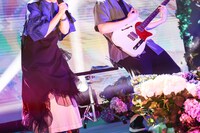 左から礼衣（Vo）、ぷす（G）。（撮影：森好弘）