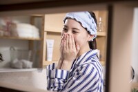 「GET READY WITH 小坂菜緒 ～ファンに会いに行く日の朝～」メイキングカット