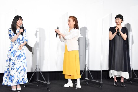 芦田愛菜（左）を祝福する宮本信子（中央）と古川琴音（右）。