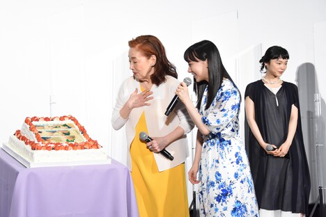 映画「メタモルフォーゼの縁側」のポスタービジュアルが描かれたケーキに驚く宮本信子（左）と芦田愛菜（中央）。