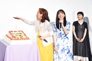 映画「メタモルフォーゼの縁側」のポスタービジュアルが描かれたケーキを見てほしいと登壇者を呼ぶ宮本信子（左）、芦田愛菜（中央）。