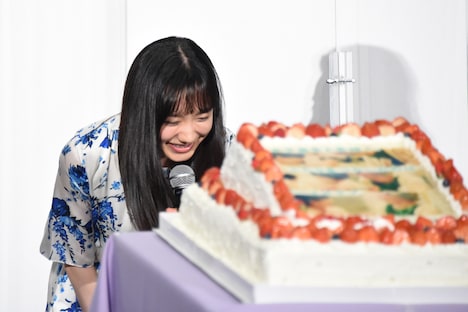 サプライズに満面の笑みを浮かべる芦田愛菜。