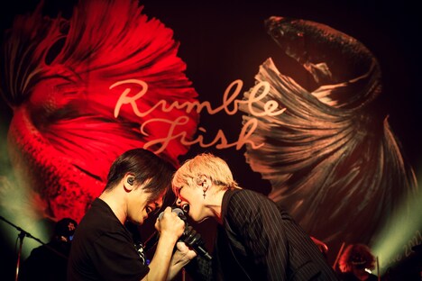 「HONEY」を熱唱するNOBUYA（左）とHYDE（右）。