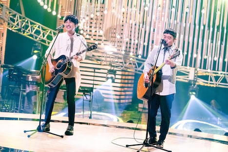 「サヨナラバス」を披露するゆず。（写真提供：NHK）