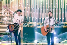 「サヨナラバス」を披露するゆず。（写真提供：NHK）