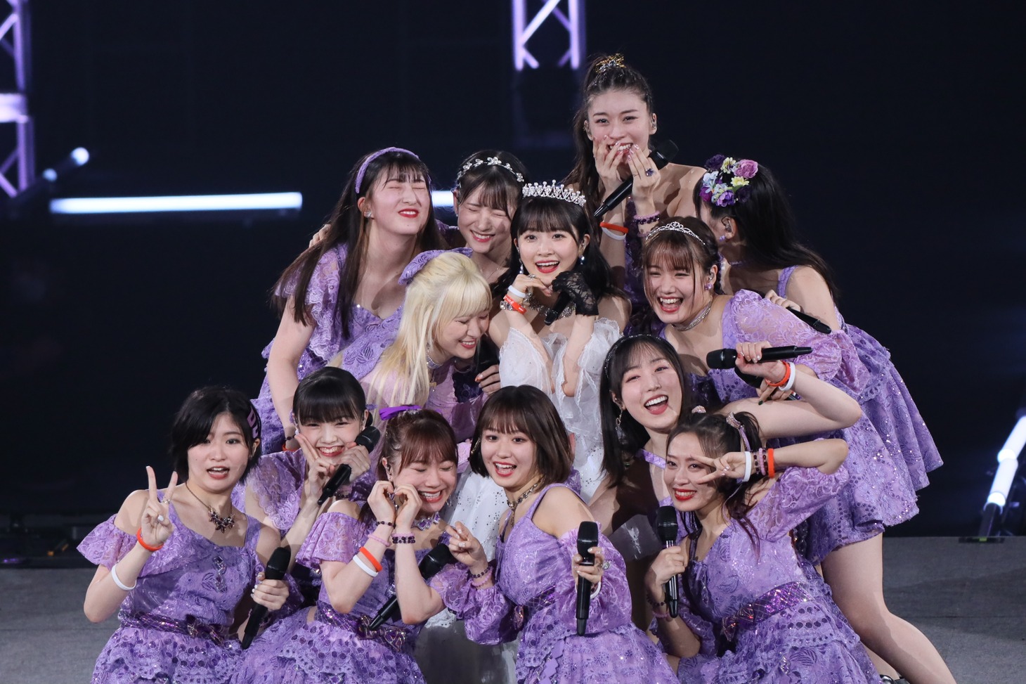 森戸知沙希を囲むモーニング娘。'22。