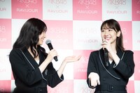 左から下尾みう、柏木由紀。