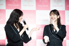 左から下尾みう、柏木由紀。