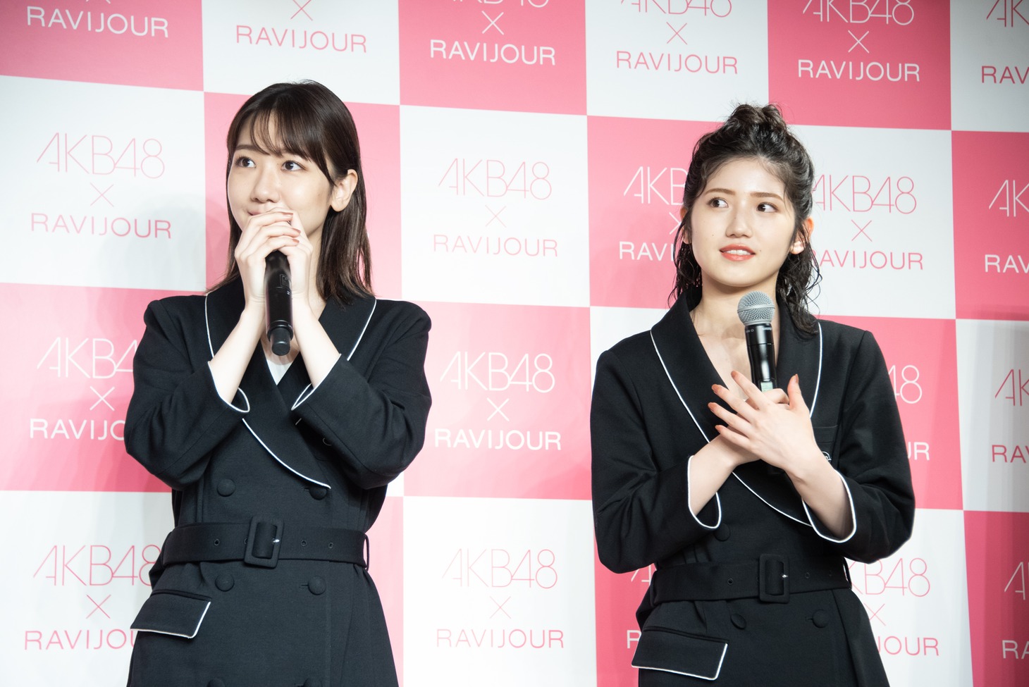 左から柏木由紀、村山彩希。