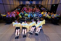「PiXMiX 新体制キックオフライブ」で撮影された集合写真。