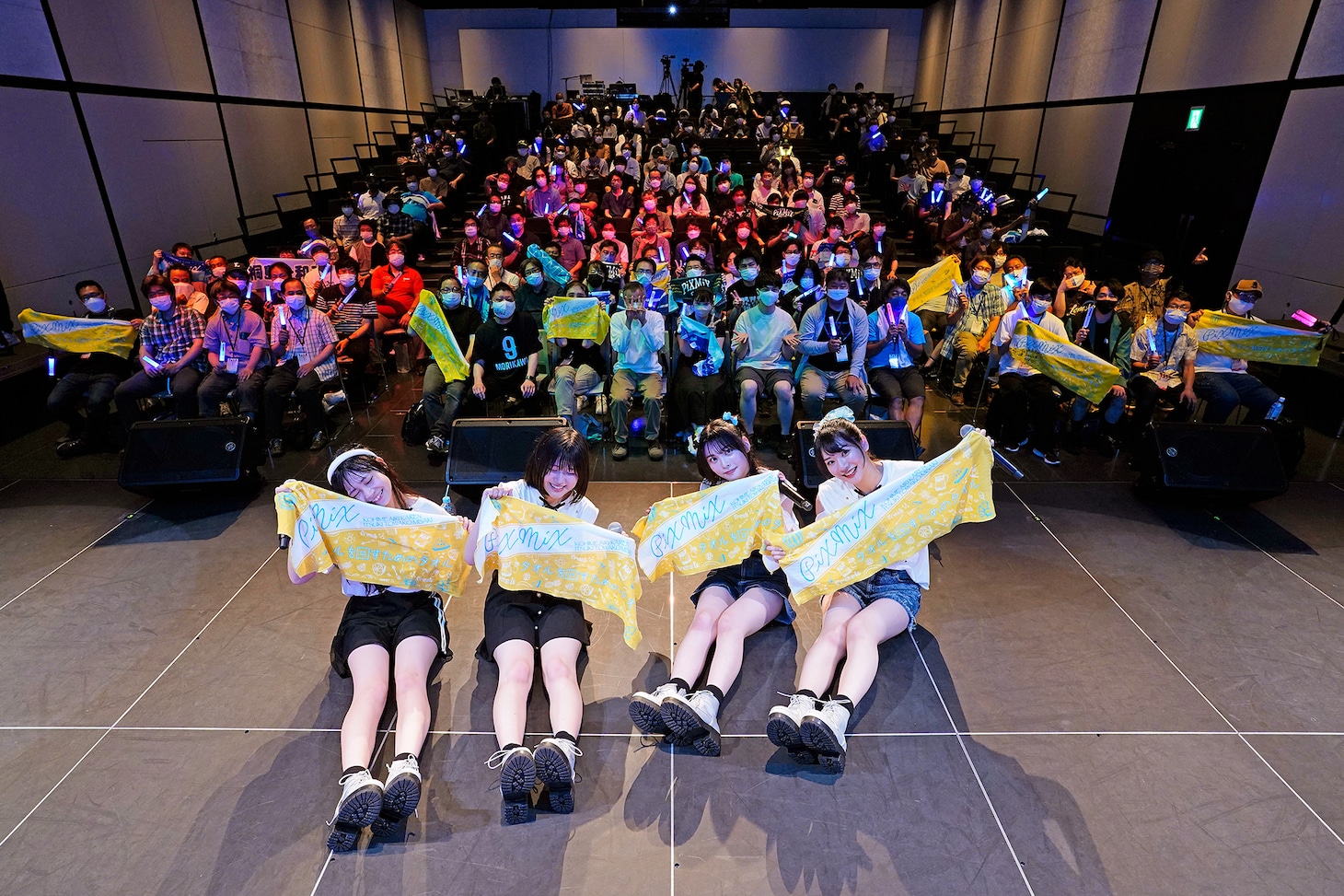 「PiXMiX 新体制キックオフライブ」で撮影された集合写真。