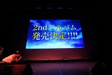 「PiXMiX 新体制キックオフライブ」でスクリーンに映し出された2ndアルバム発売決定の知らせ。