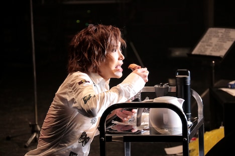 「噛む力がない」と言いながらケーキを頬張る鬼龍院翔。