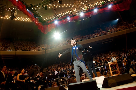 「槇原敬之 SYMPHONY ORCHESTRA CONCERT “cELEBRATION 2010” ～Sing Out Gleefully！～」の様子。（Photo by Ayumi Shikata）