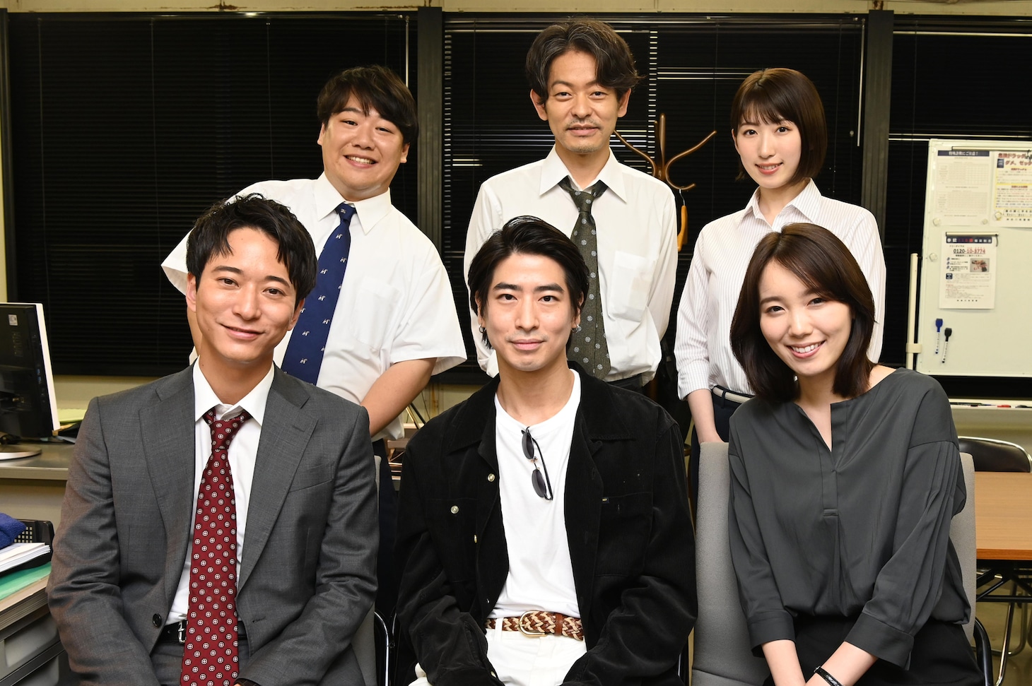 後列左からニシダ・コウキ（ラランド）、山中崇、日比美思。前列左から浅香航大、YU（I Don't Like Mondays.）、飯豊まりえ。
