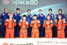 宇宙服姿のJO1。