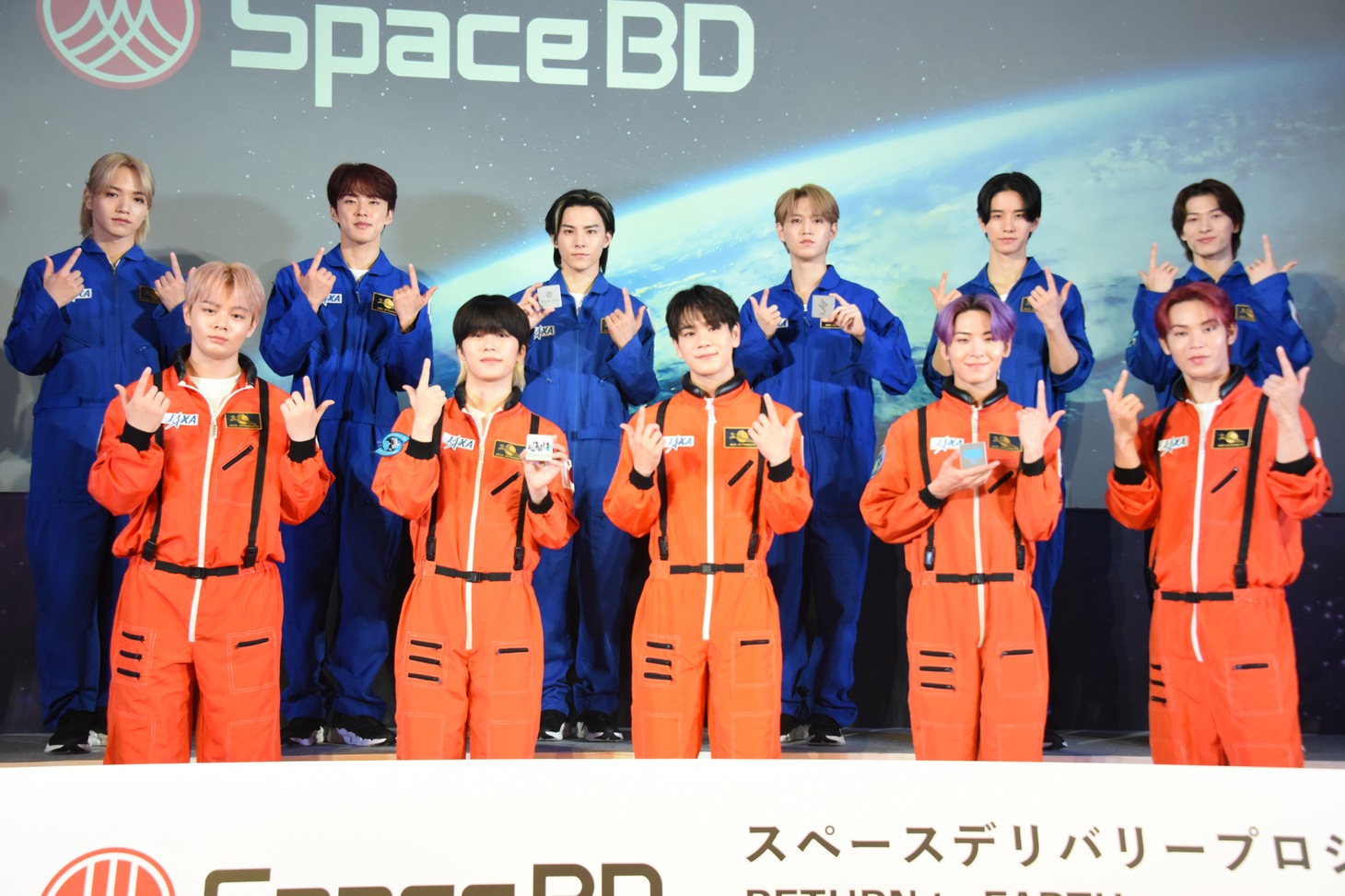 宇宙服姿のJO1。