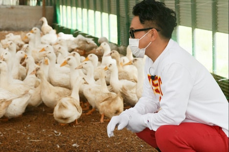 宮川大輔と最上鴨。(c)日本テレビ