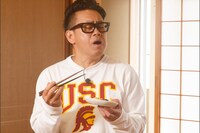 最上鴨の料理を味わう宮川大輔。(c)日本テレビ