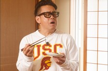 最上鴨の料理を味わう宮川大輔。(c)日本テレビ