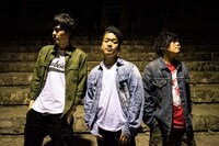 TASOGARE。写真右が斎藤佑太（Dr）。