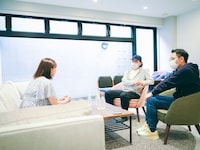 左より山崎あおい、佐々木敦、南波一海。