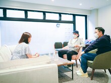 左より山崎あおい、佐々木敦、南波一海。