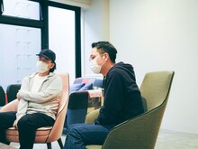 左から佐々木敦、南波一海。