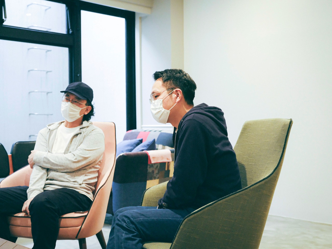 左から佐々木敦、南波一海。