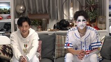 左から岩本照（Snow Man）、樽美酒研二（ゴールデンボンバー）。 (c)TBS