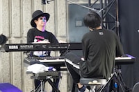 左からH ZETT M、まらしぃ。（Photo by YUTA ITO）