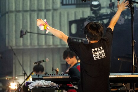 共演を喜ぶまらしぃ（手前）とじん（奥）。（Photo by YUTA ITO）