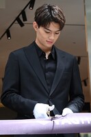 テープカットする佐野勇斗（M!LK）。