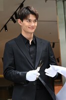 テープカットを終えた佐野勇斗（M!LK）。