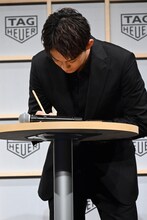 「この沈黙の空気怖いんですけど！」と怯えながら一筆したためる佐野勇斗（M!LK）。