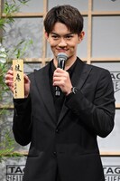 「健康！」と言ってキメ顔をする佐野勇斗（M!LK）。