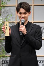 「健康！」と言ってキメ顔をする佐野勇斗（M!LK）。