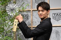 短冊を笹に飾る佐野勇斗（M!LK）。