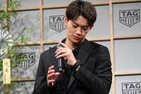 時計を見つめる佐野勇斗（M!LK）。